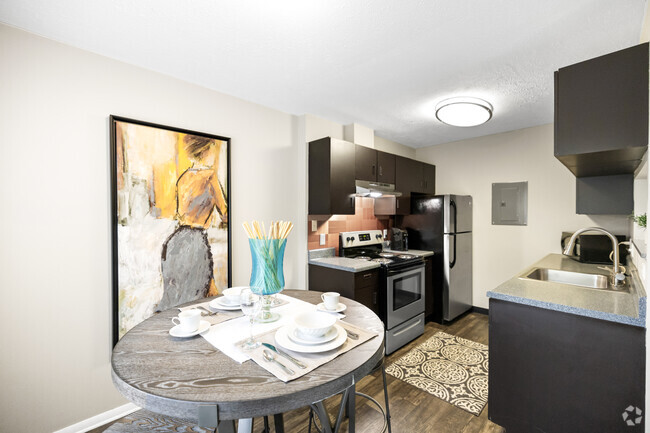 Riverview - Dining Room - Mad River Apartment Homes