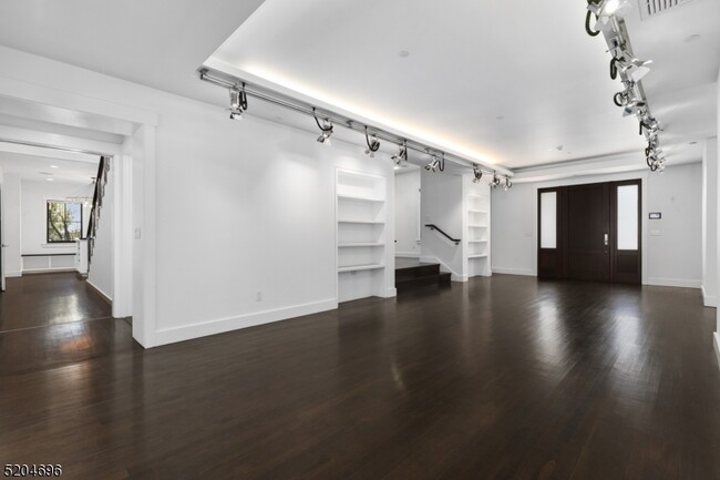 Building Photo - 60 Fernwood Rd
