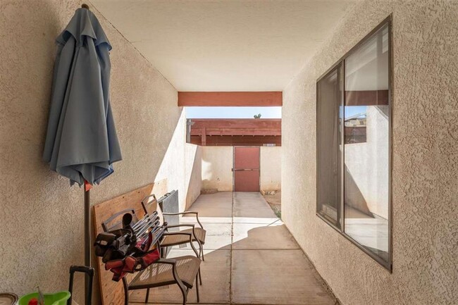 Foto del edificio - FOUR Bedroom Townhouse AVAILABLE NOW - SHO...