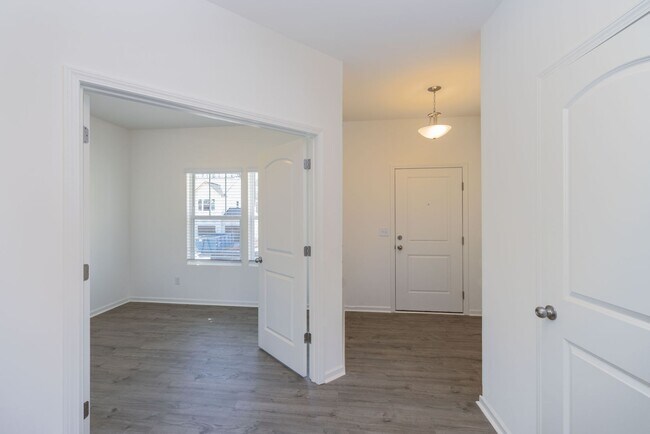 Foto del edificio - BEAUTIFUL 4 Bedroom Home Piedmont School D...
