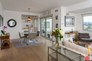 Foto del edificio - 838 N Doheny Dr