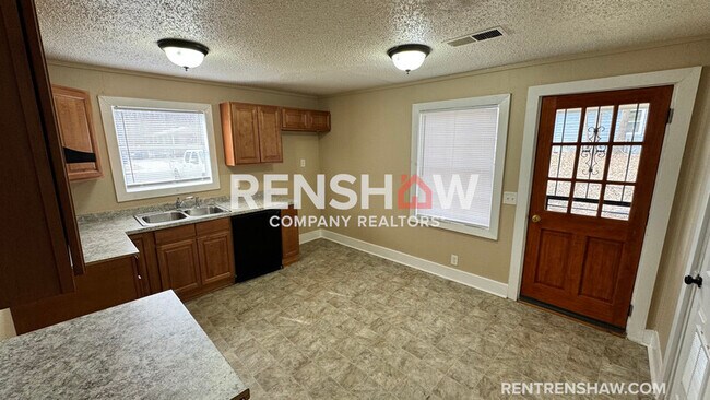 Building Photo - 822 Eyers Rd