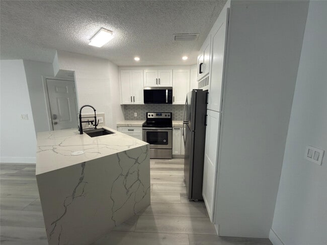 Foto del edificio - 3470 Pinewalk Dr N