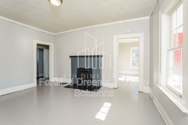 Building Photo - 1735 Longview Dr