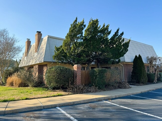 Building Photo - BLOCKS TO THE BEACH! Spacious Lands End Condo available March 1st