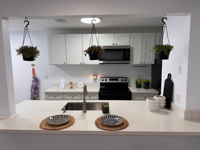 Building Photo - Light and Bright - Virtual or In-Person To...