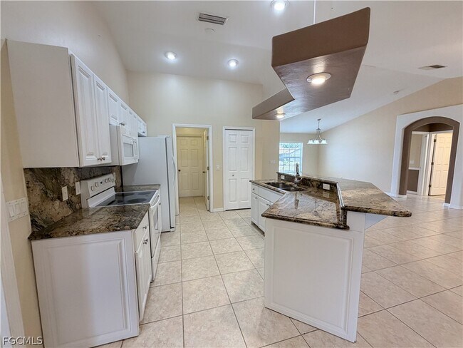 Building Photo - 906 SW 9th Ct