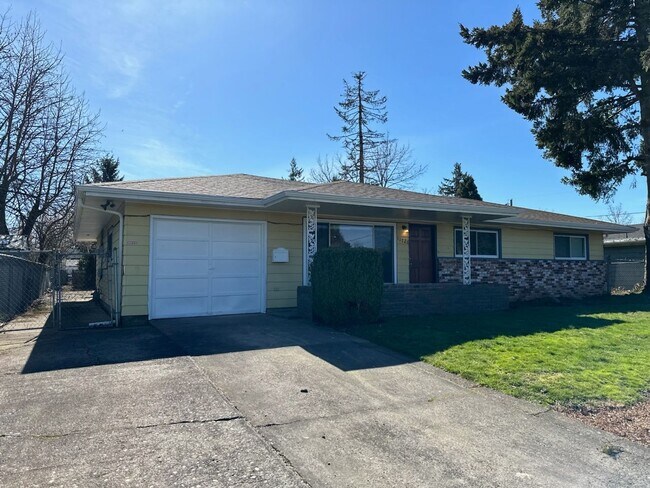 Foto del edificio - 11726 NE Russell ** Wonderful House with L...