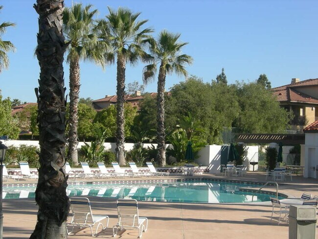 Foto del edificio - Tustin Del Verde: 3 Bed 2.5 Bath Tri-Level Townhouse