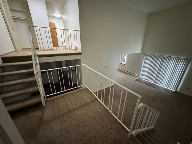 Building Photo - Expansive Bi-Level 3-Bedroom