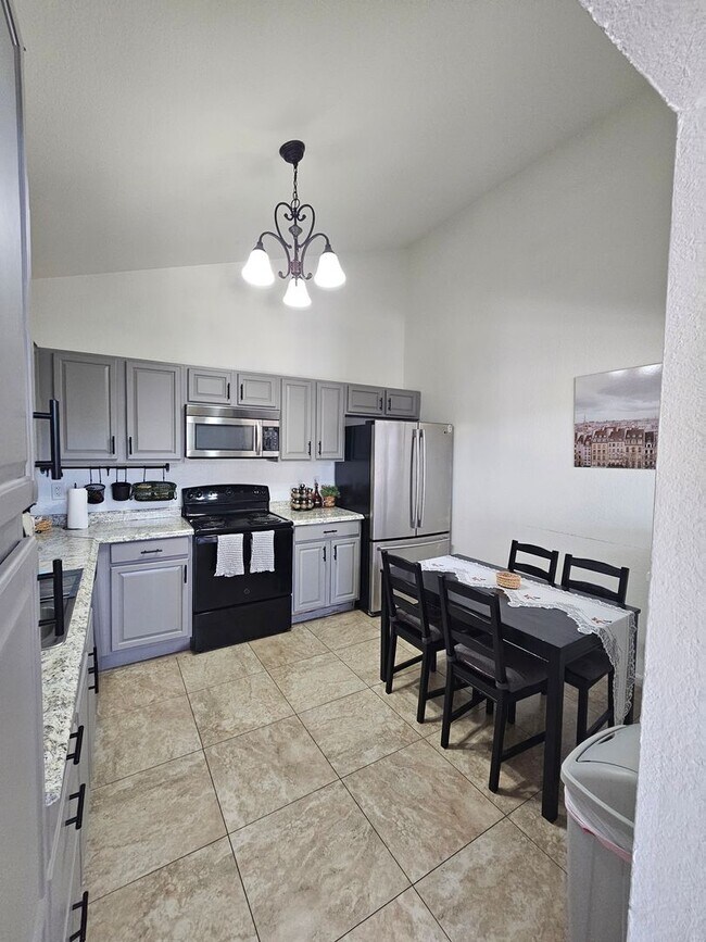 Foto del edificio - UNFURNISHED  NO UTILITIES ~   PARTIALLY   FURNISHED TENANT BILLED FOR ELECTRIC