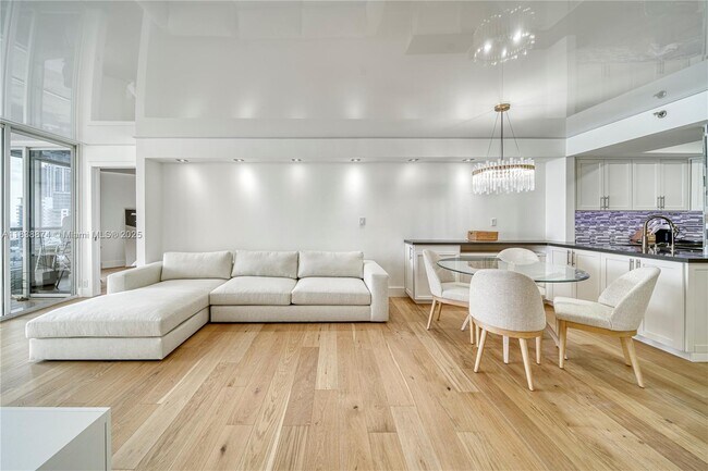 Foto del edificio - 6767 Collins Ave