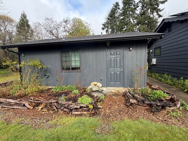 Building Photo - Updated and Stylish Studio Includes Utilities!