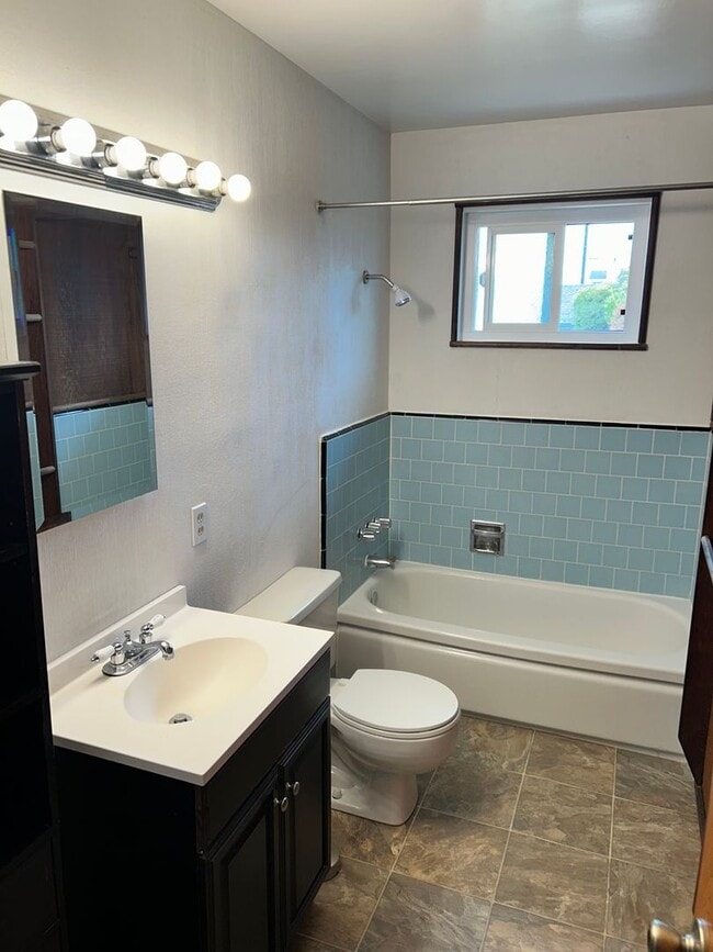 Building Photo - 2 bedroom 1 bath home w/ garage-ONE HOUSE ...