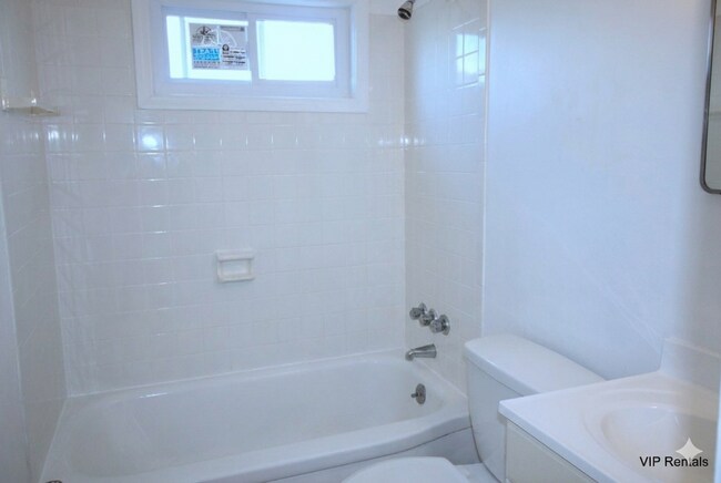 Foto del edificio - 3 Bedroom - 1 Bathroom Row Home in a Beautiful Neighborhood