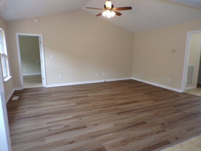 Foto del edificio - 1425 Hammerhill Rd