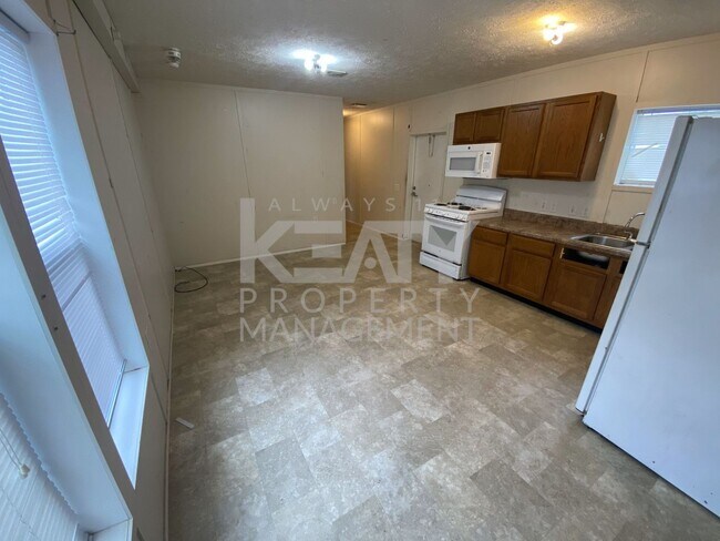 Building Photo - 3 bed 2 bath home