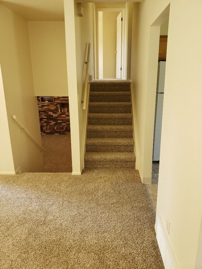 Building Photo - Nice 4 bedroom, 2 bath split level home