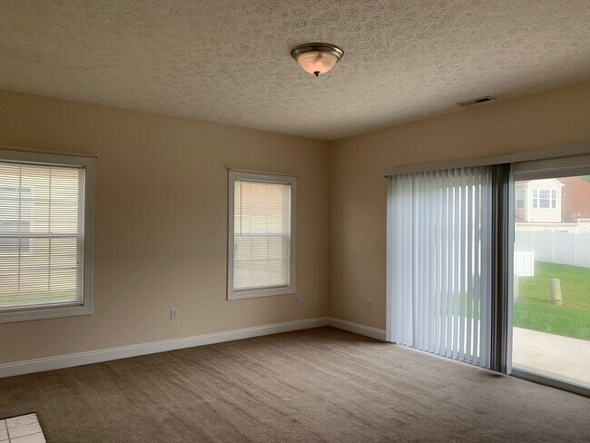 Foto del edificio - 3 Bedroom, 2 Bath Townhouse End Unit with 1 Car Garage