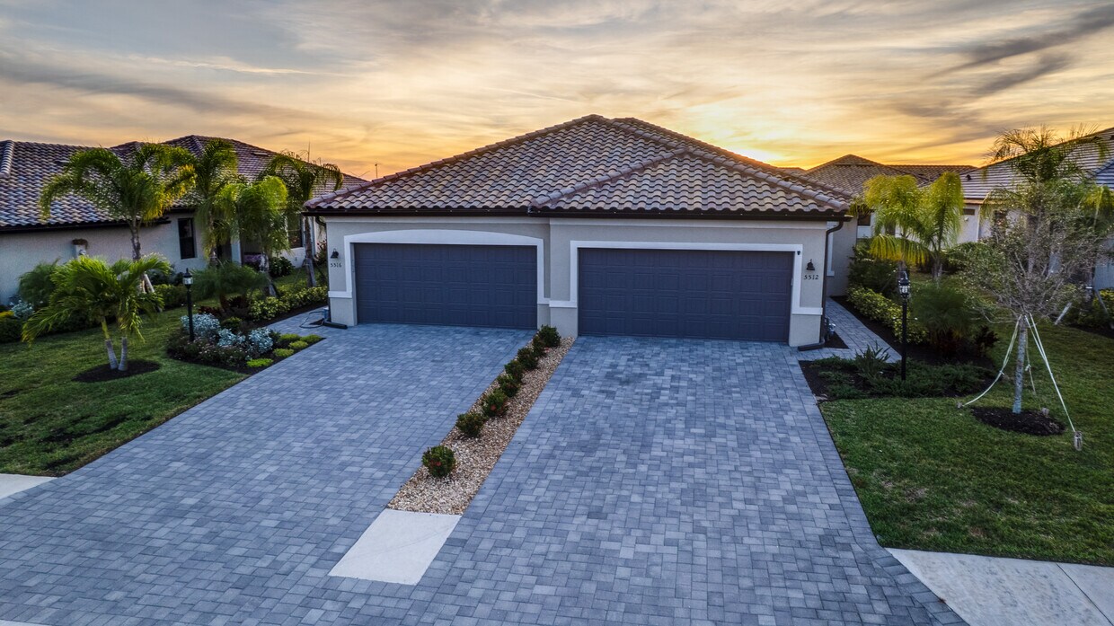 Primary Photo - 5512 Sapphire Stone Cv