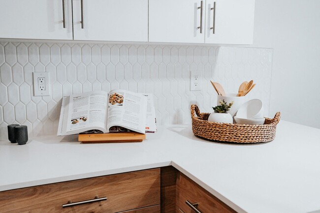 Kitchen - Regius Square Apartments