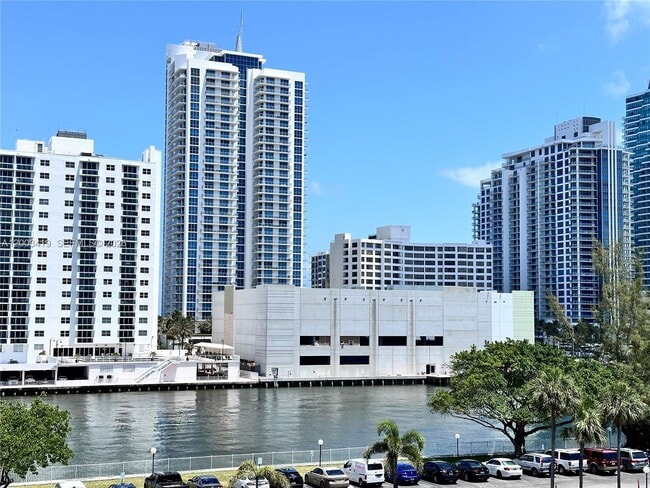 Foto del edificio - 800 Parkview Dr