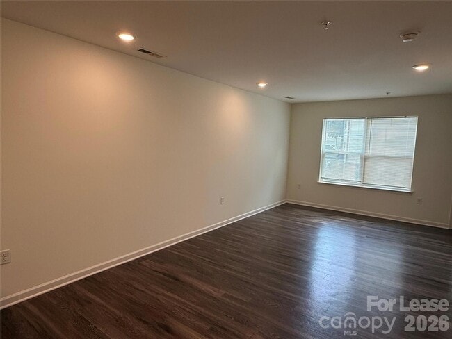 Foto del edificio - 2029 Oakdale Rd