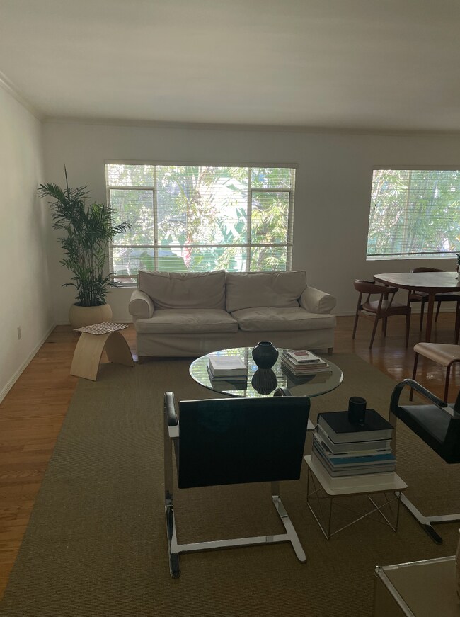 Building Photo - 2429 N Beachwood Dr