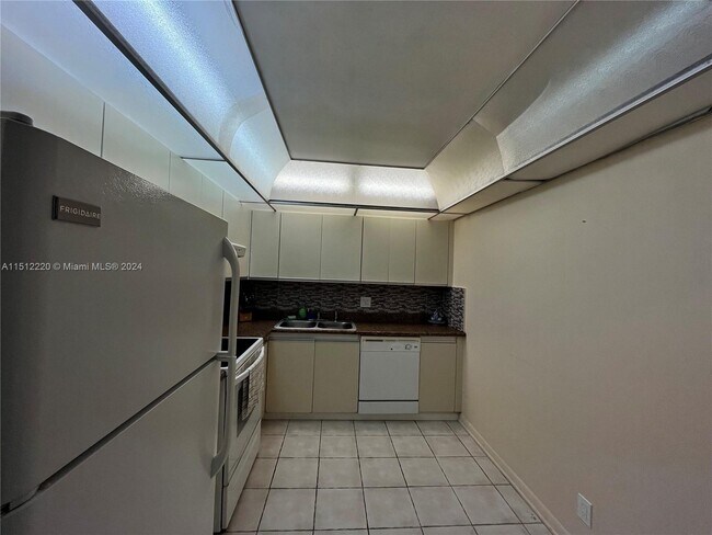 Building Photo - 2500 Parkview Dr