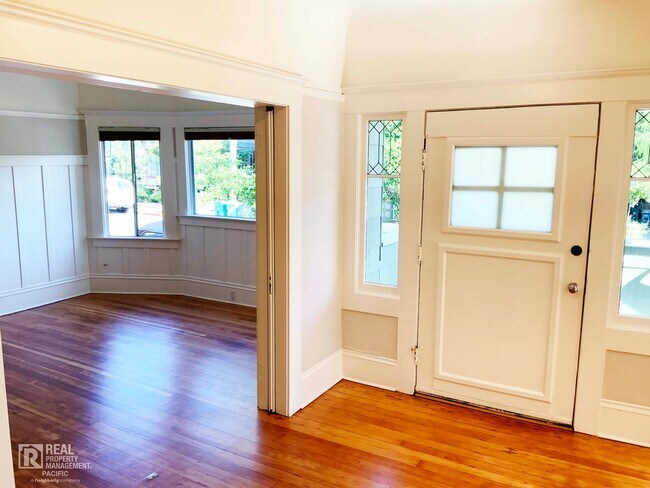 Foto del edificio - Spacious 4 Bedroom / 1.5 Bath near UC Campus