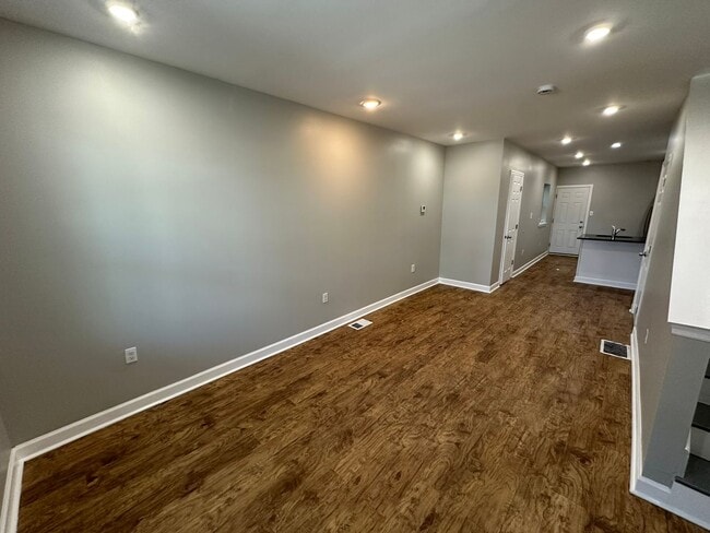 Building Photo - Fully renovated 3 bed 1.5 bath. Great loca...