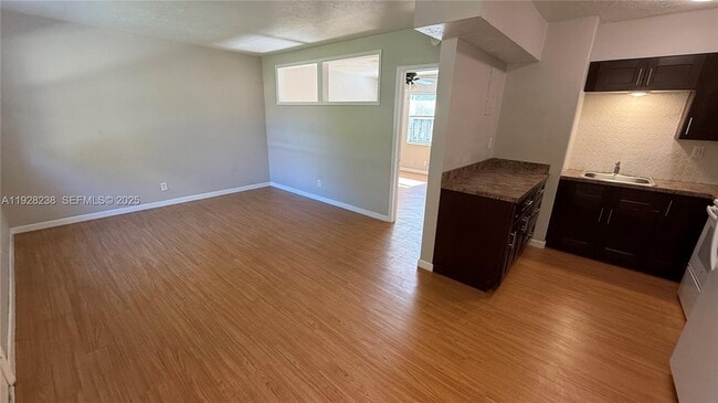 Building Photo - 1310 NE 14th Ave