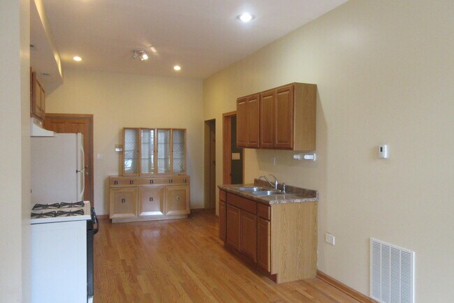 Building Photo - 1144 W 17th St
