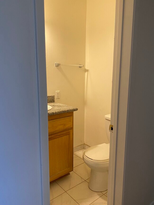 Baño 1 - 556 N Croft Ave