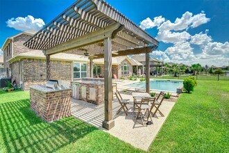 Building Photo - 25710 Oakwood Knoll Dr
