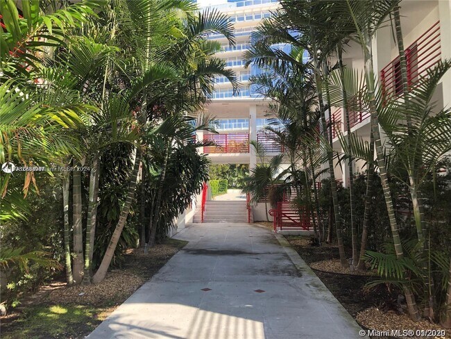 Foto del edificio - 9040 Collins Ave