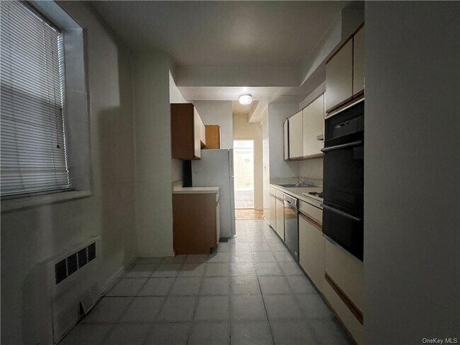 Building Photo - 700 Scarsdale Ave
