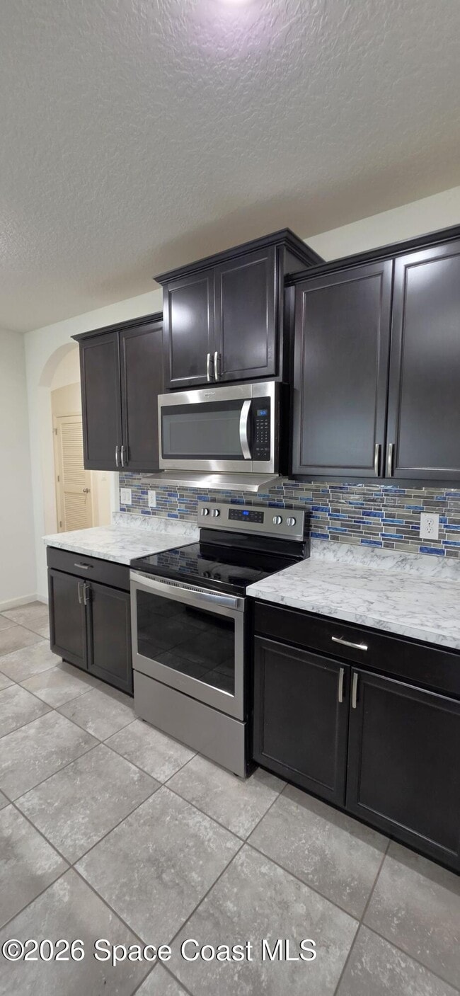 Building Photo - 242 Guinevere Dr SW