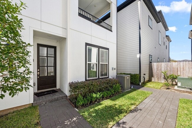 Building Photo - 2718 Grand Fountains Dr