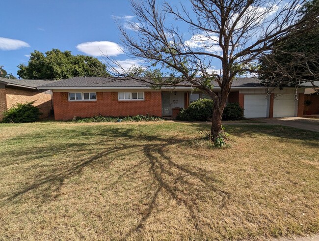 Building Photo - Large Updated 4 Bedroom Home Off University