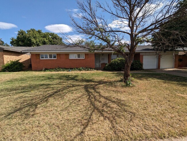 Foto del edificio - Large Updated 4 Bedroom Home Off University