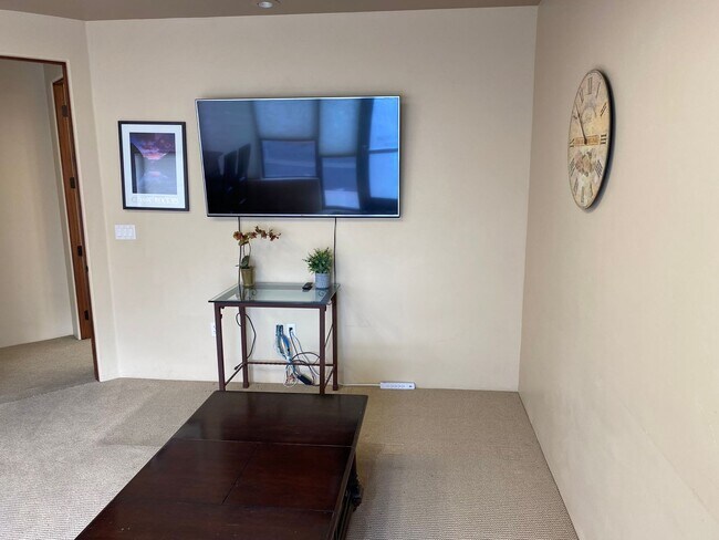 Foto del edificio - Large 1 bed / 1 bath Condo on North End of...
