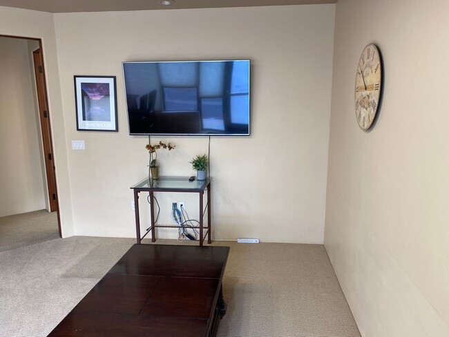 Building Photo - Large 1 bed / 1 bath Condo on North End of...