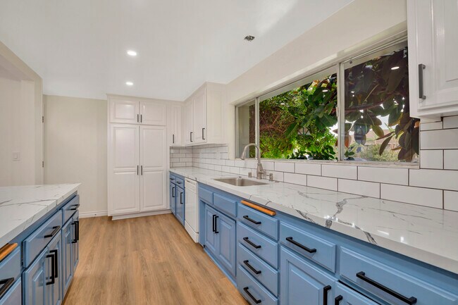 Building Photo - 3852 W 157th St
