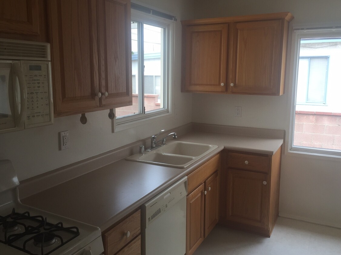 Foto del edificio - REDONE CUTE 2BED/1BATH HOUSE W/ REFURBISHE...