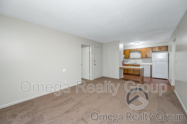 Building Photo - 425 Oakwood Ave