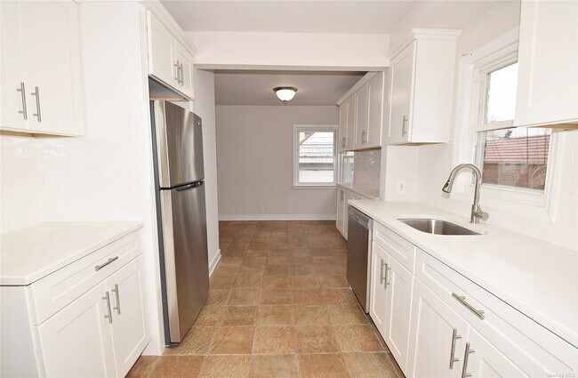 Foto del edificio - 82-30 212th St