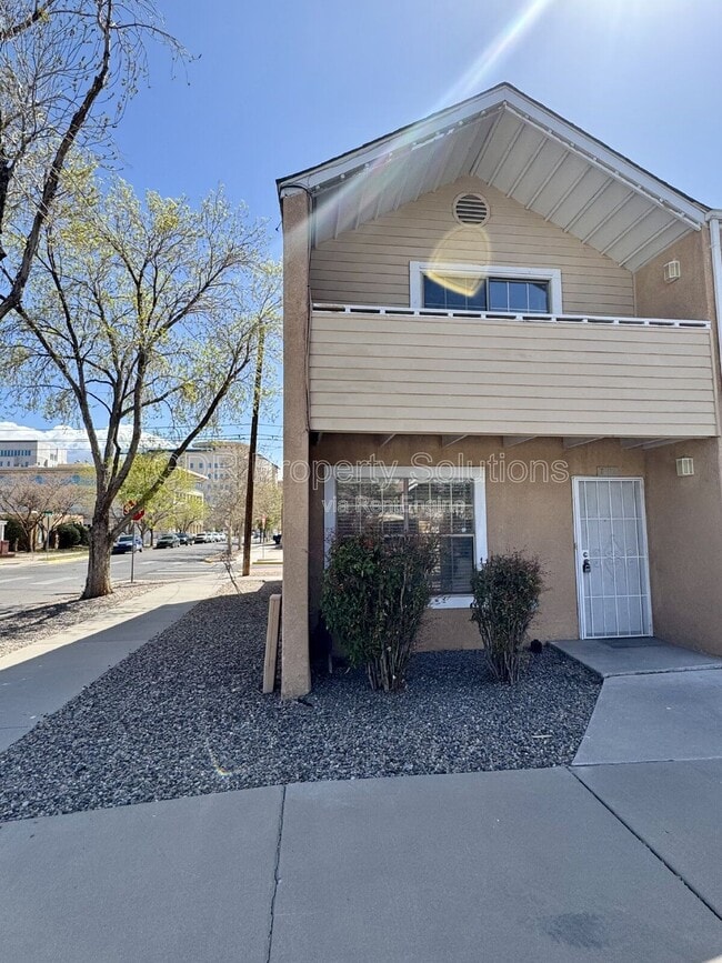 Foto del edificio - 700 Fruit Ave NW
