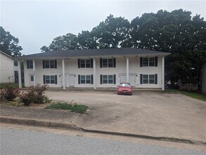 Building Photo - 2437 N Brophy Ave