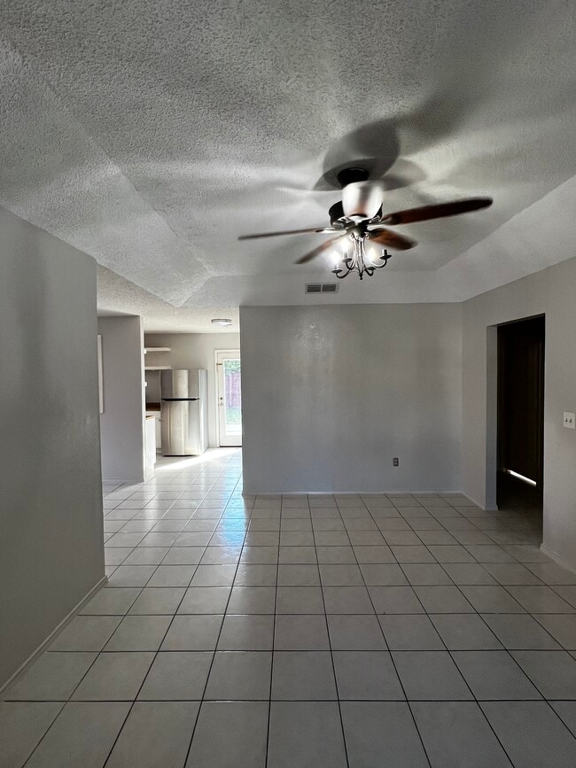 Building Photo - 2813 Capri St